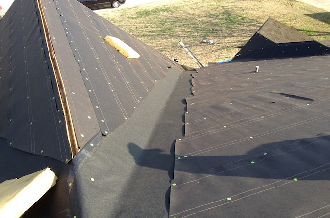 installing-roofing-felt-over-ice-and-water-shield-in-a-valley-1024x768